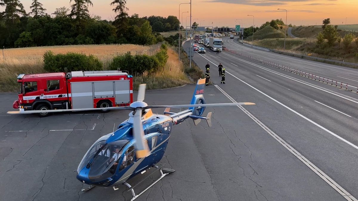 Muž zemřel v autě na Pražském okruhu, zasahoval vrtulník